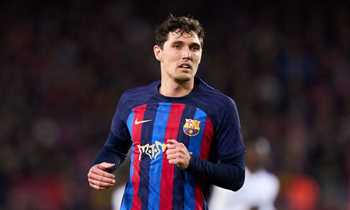 صدمة في برشلونة.. إصابة كريستنسن تدفع البارسا لاستغلال قاعدة تسجيل اللاعبين والتعاقد مع مدافع جديد في يناير