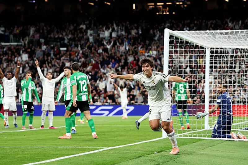 Real Madrid vs Real Betis يلا شوت بث مباشر مشاهدة مباراة ريال مدريد ضد ريال بيتيس.. ريال مدريد يفرض كلمته مبكرًا أمام بيتيس.. هدف مباغت وسيطرة ملكية في الشوط الأول